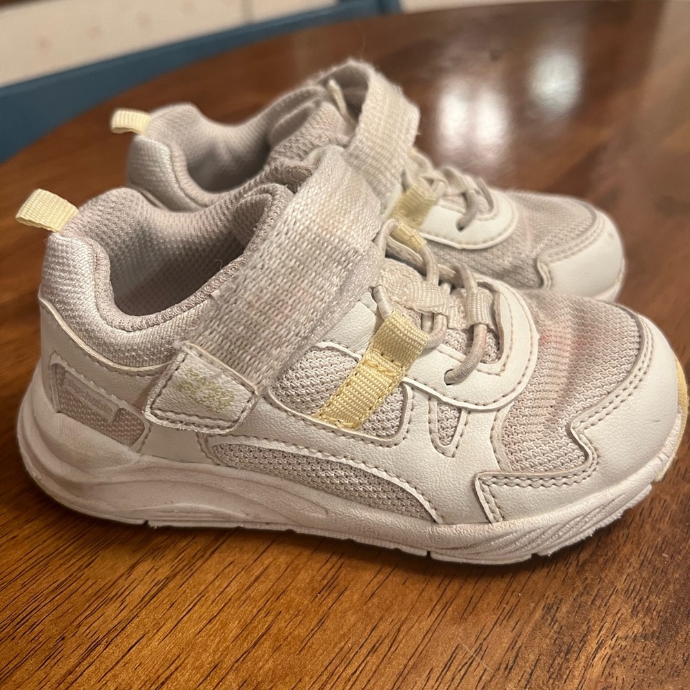 Stride Rite M2P Player Sneakers in Cream and White - Size 7.5